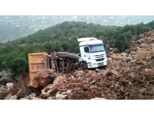Hafriyat Yüklü Kamyon Kayalıklara Uçtu