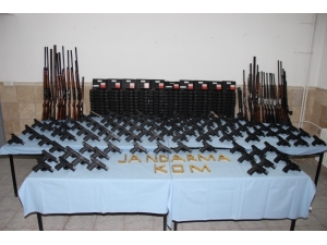 Jandarma Baskın Yaptığı Yerlerde Cephanelik Ele Geçirdi