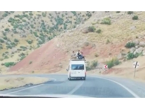 Minibüsün Üstünde Tehlikeli Yolculuk