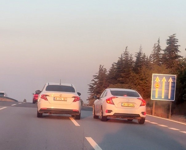 eskisehir-bursa-yolunda-birbirini-sikistiran-2-arac-trafigi-tehlikeye-atti