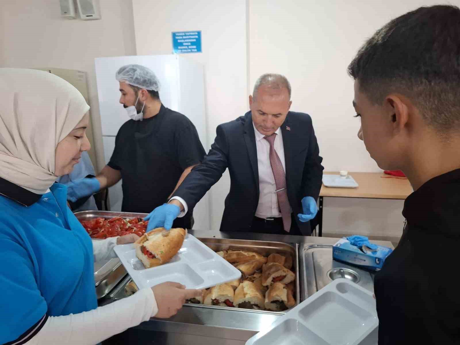 sarigol-milli-egitim-muduru-pansiyonda-kalan-ogrencilere-yemek-dagitti