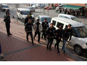 Bir Gecede 4 Tane Araba Çalan Hırsızlar Yakalandı