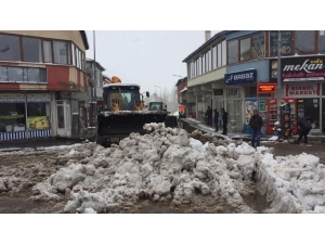 Karlıova’da Kar Kamyonlarla İlçe Dışına Taşındı