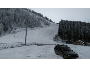 Atabarı Kayak Merkezi’ne Mevsimin İlk Karı Yağdı