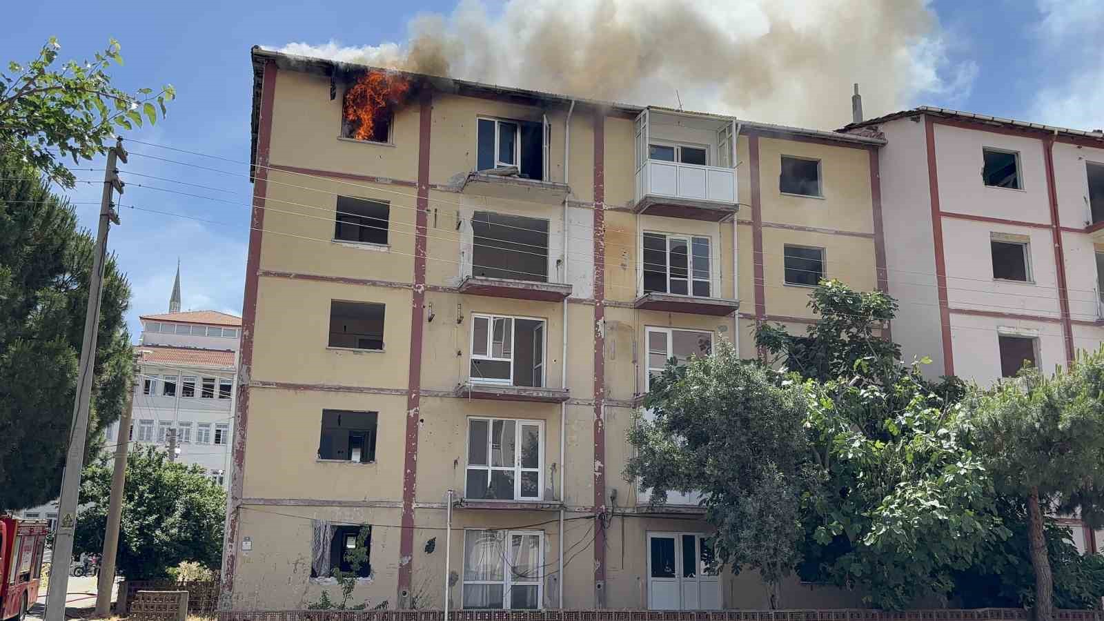 canakkale-de-bos-apartmanda-cikan-yangin-korkuttu