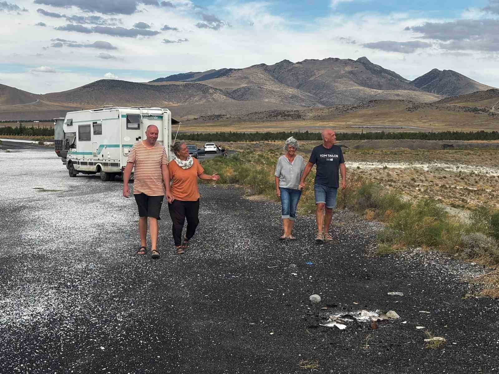 alman-turistler-karapinar-da-kamp-yapti