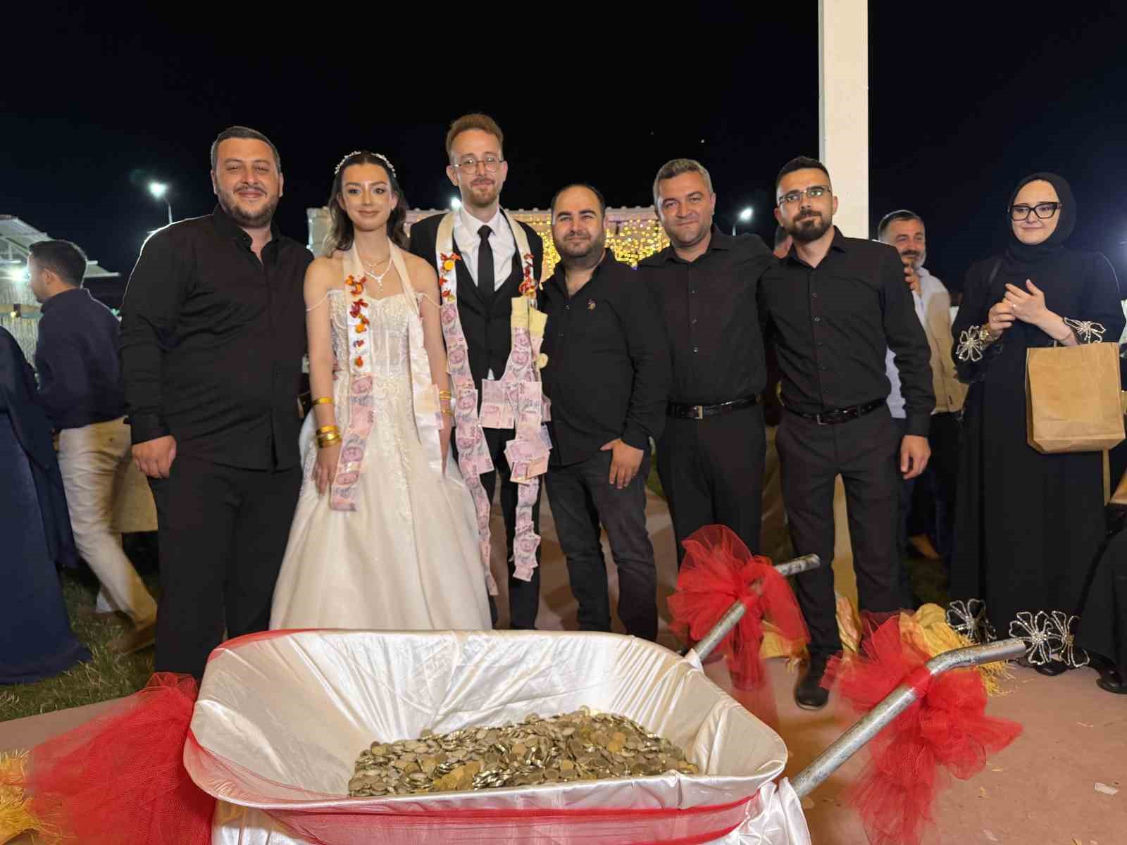 damadin-arkadaslarindan-ilginc-dugun-takisi-10-bin-tl-lik-madeni-parayi-el-arabasiyla-getirdiler