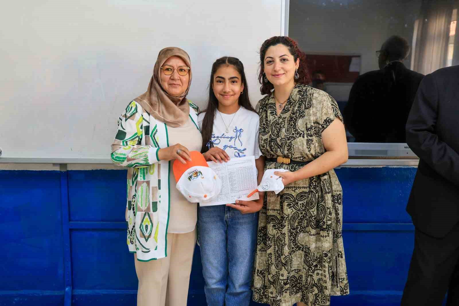 baskan-arslan-ogrencilerin-karne-heyecanina-ortak-oldu