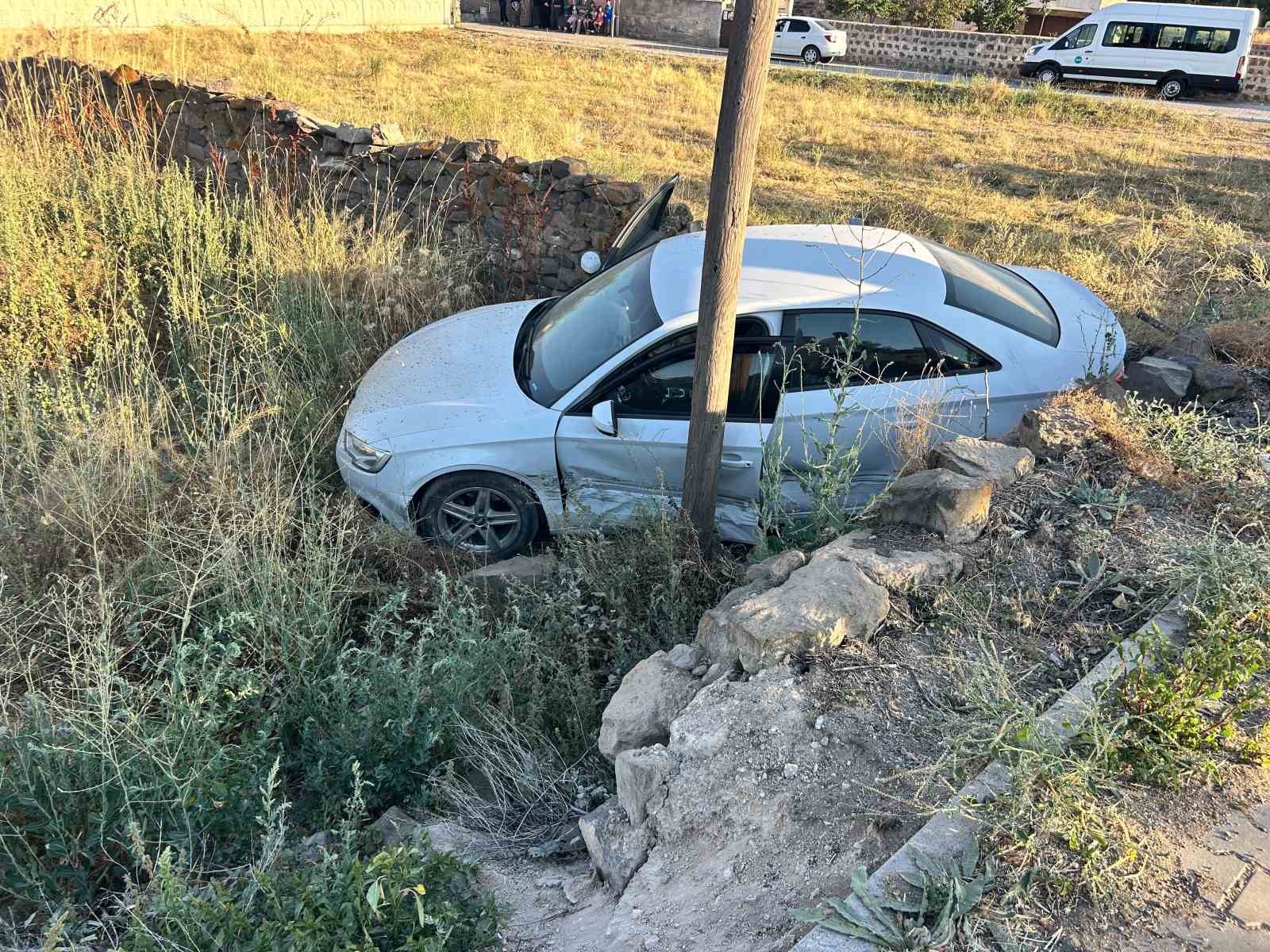 yoldan-cikan-otomobil-araziye-girdi-2-yarali