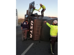 Mersin’de Virajı Alamayan Tır Devrildi: 2 Yaralı