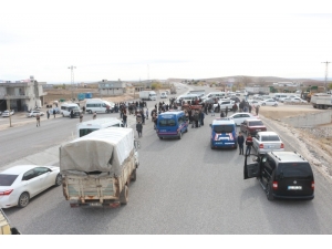 Kavşak İsteyen Köylüler Yolda Oturma Eylemi Yaptı