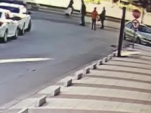 Koşarak Karşıya Geçerken Otomobil Çarptı