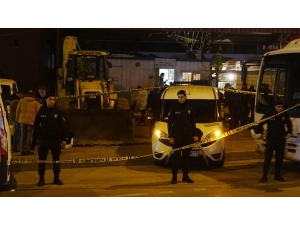 Kavgayı Ayırmaya Çalışan Polisi, Belinden Aldığı Silahıyla Vurdu