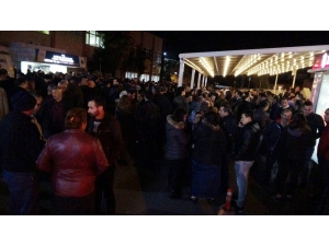 Üniversiteli Genç Kız Evinin Önünde Bıçaklanarak Öldürüldü