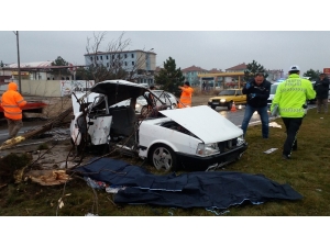 Yoldan Çıkan Otomobil İlk Olarak Elektrik Direğine Sonra Ağaca Çarptı: 2 Ölü, 3 Yaralı