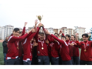 Genç Kartalsporlular Şampiyonluk Kupasını, Kartal Belediyesi Yöneticilerinden Aldı