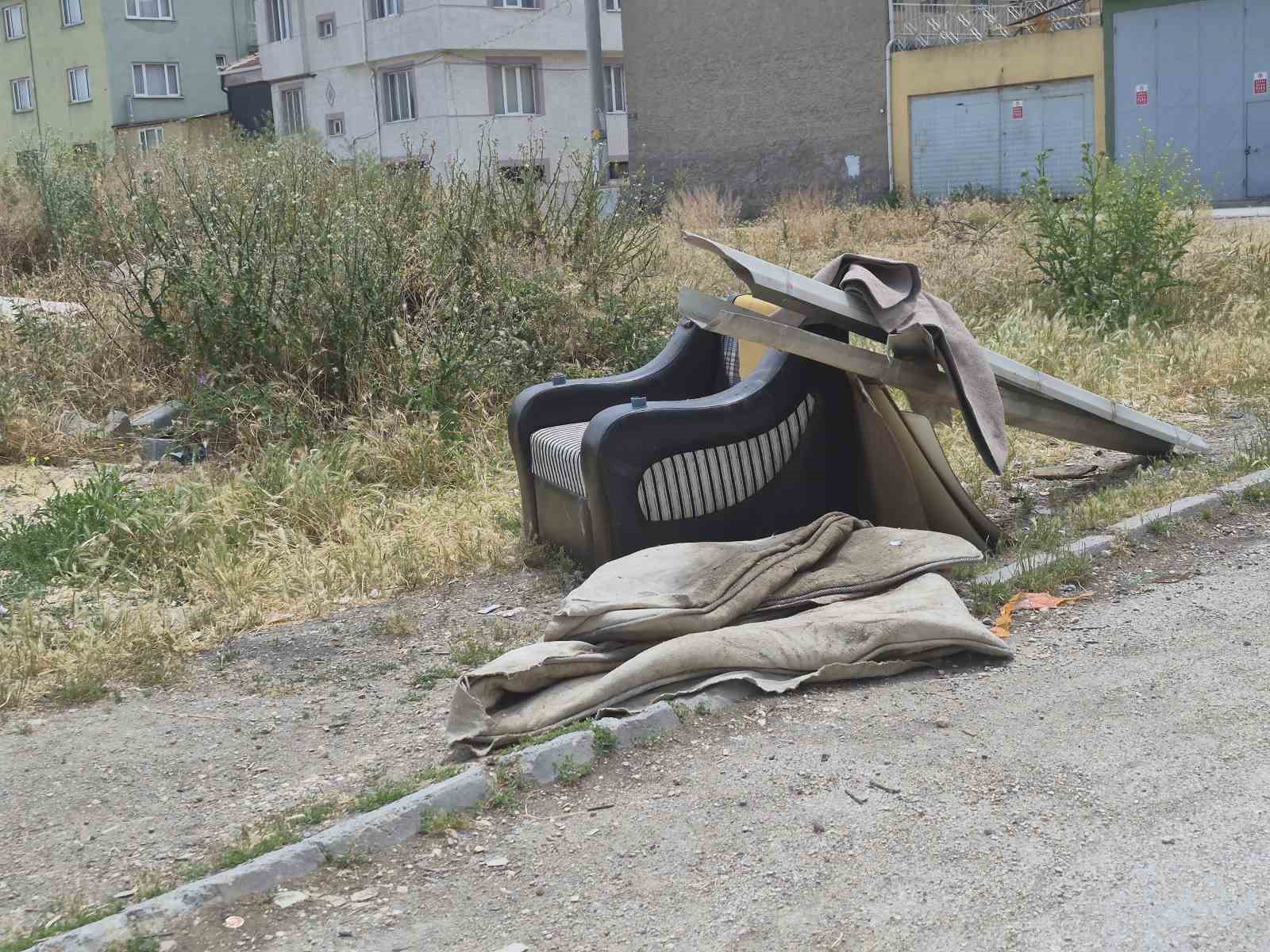 sorumsuzca-cevreye-atilan-eski-ev-esyalari-goruntu-kirliligine-yol-aciyor