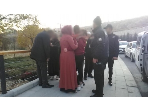 Kaçırılıp Arabadan Atılan Genç Kız Ailesini Görünce Gözyaşlarını Tutamadı