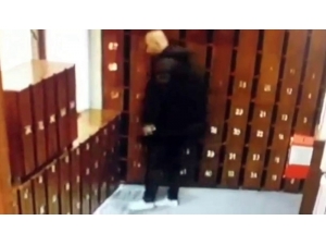 Camiye “Örümcek Adam” Gibi Tırmanıp Sadaka Kutusunu Boşalttı