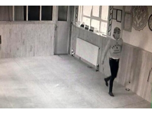 Cemaat Namazdayken İmamın Telefonunu Çaldı