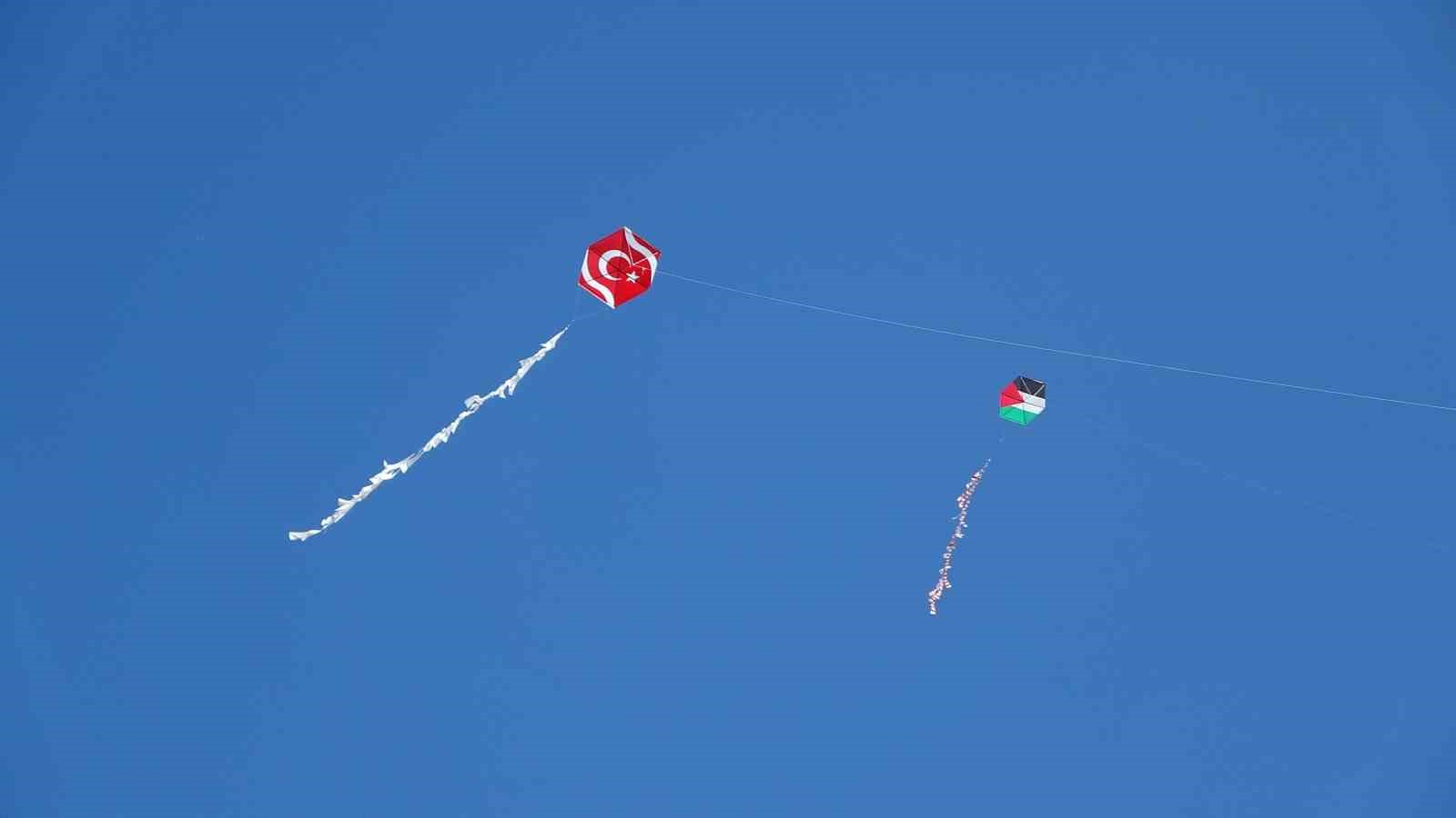 ardahan-da-umut-ucurtmalari-gazze-icin-gokyuzunde