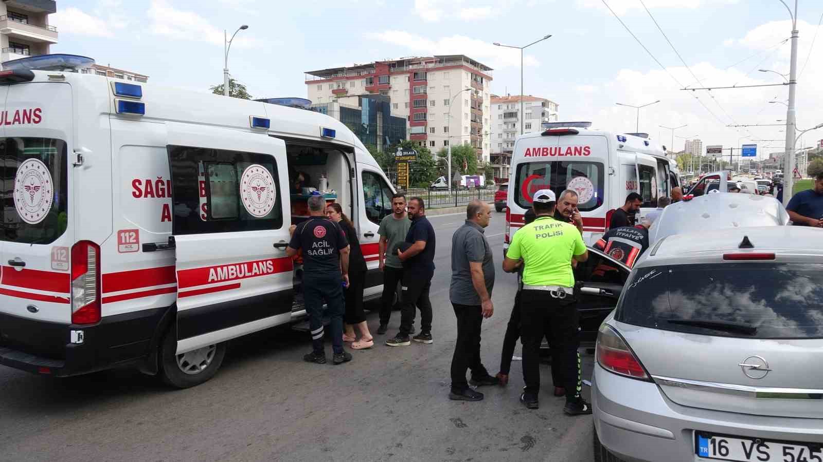 kontrolden-cikan-otomobil-trambus-diregine-carpti-2-si-cocuk-4-yarali