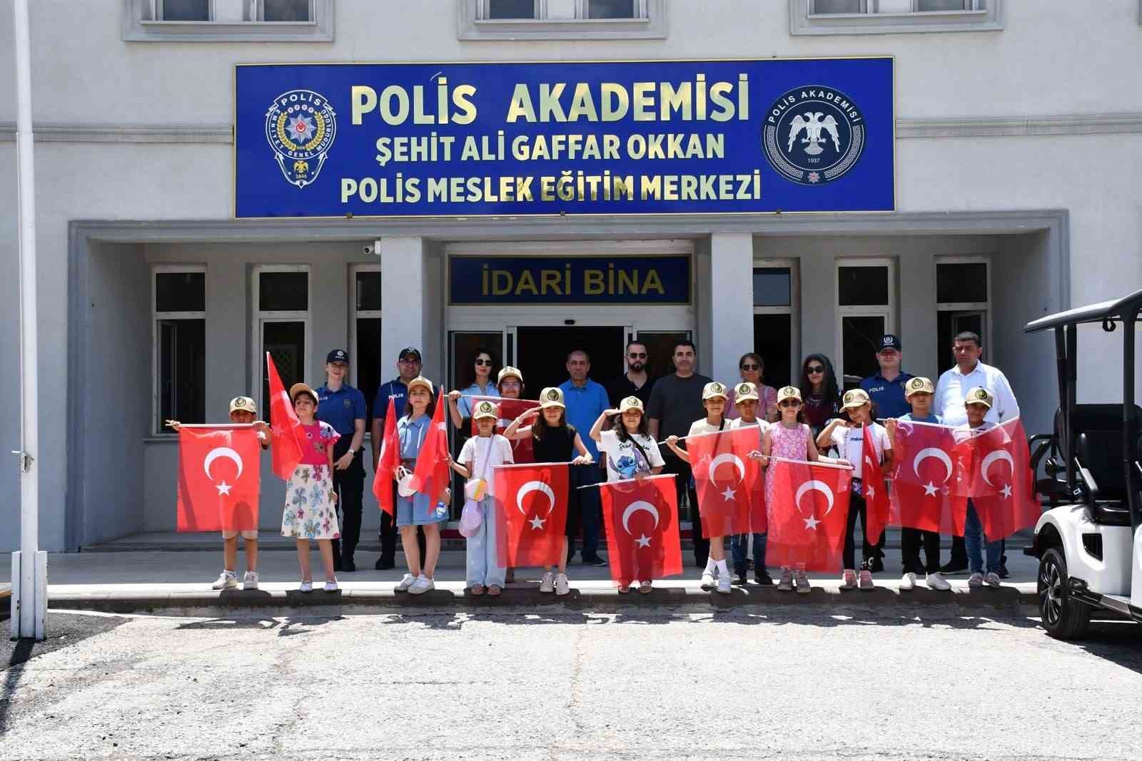 gaffar-amcayla-el-ele-projesiyle-cocuklar-polislik-meslegini-yakindan-taniyor