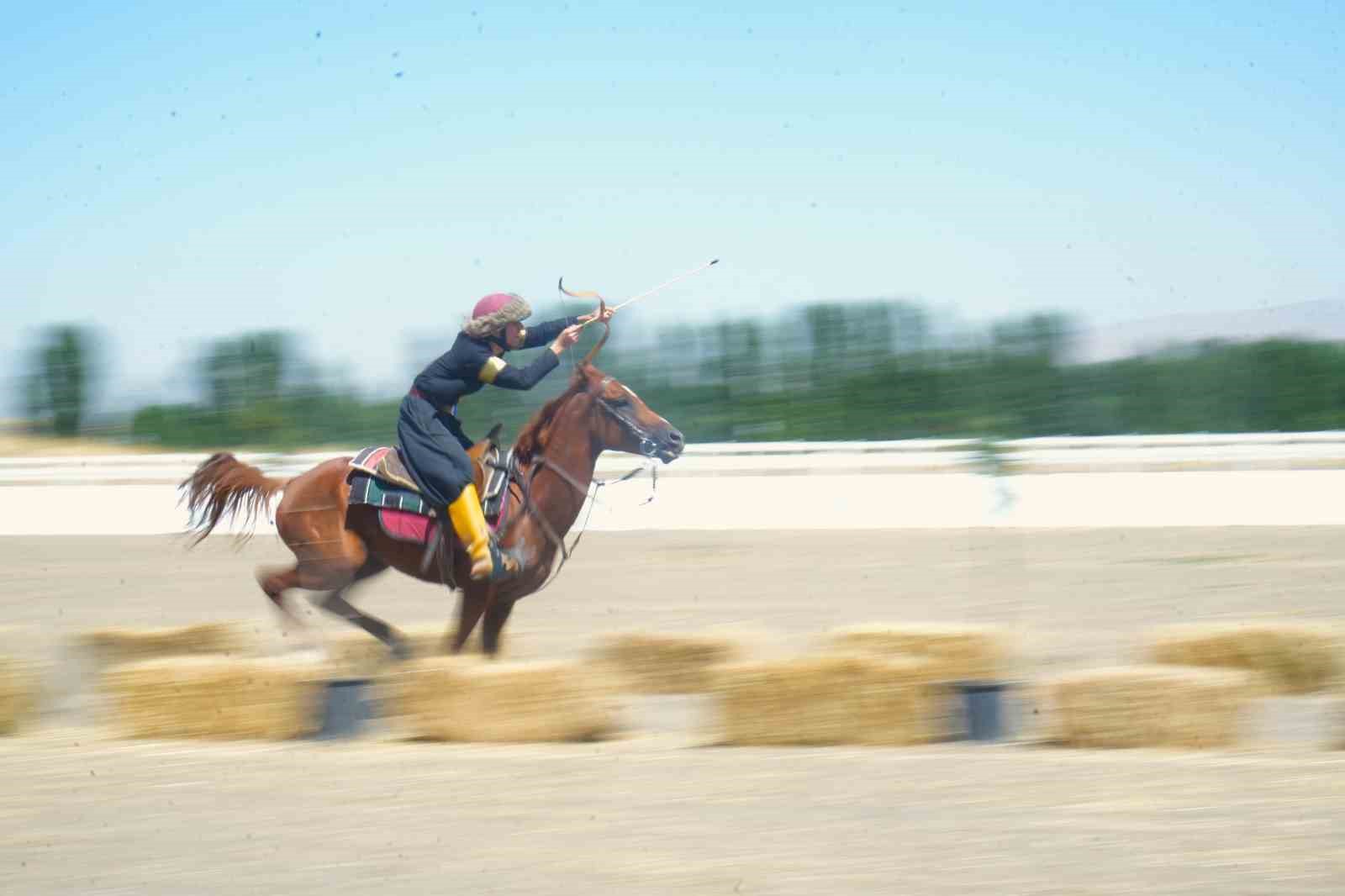 malazgirt-te-atli-okculuk-turkiye-sampiyonasi-final-heyecani