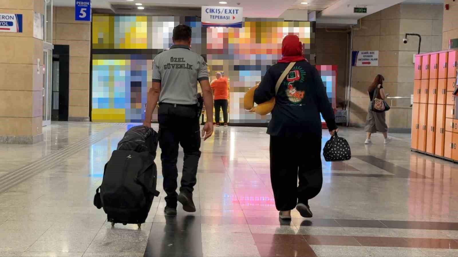 eskisehir-de-trende-ayagi-sikisan-kadin-yolcu-itfaiye-ekiplerince-kurtarildi