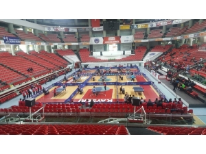 Raketler Okullar Arası İl Birinciliği İçin Sallanıyor