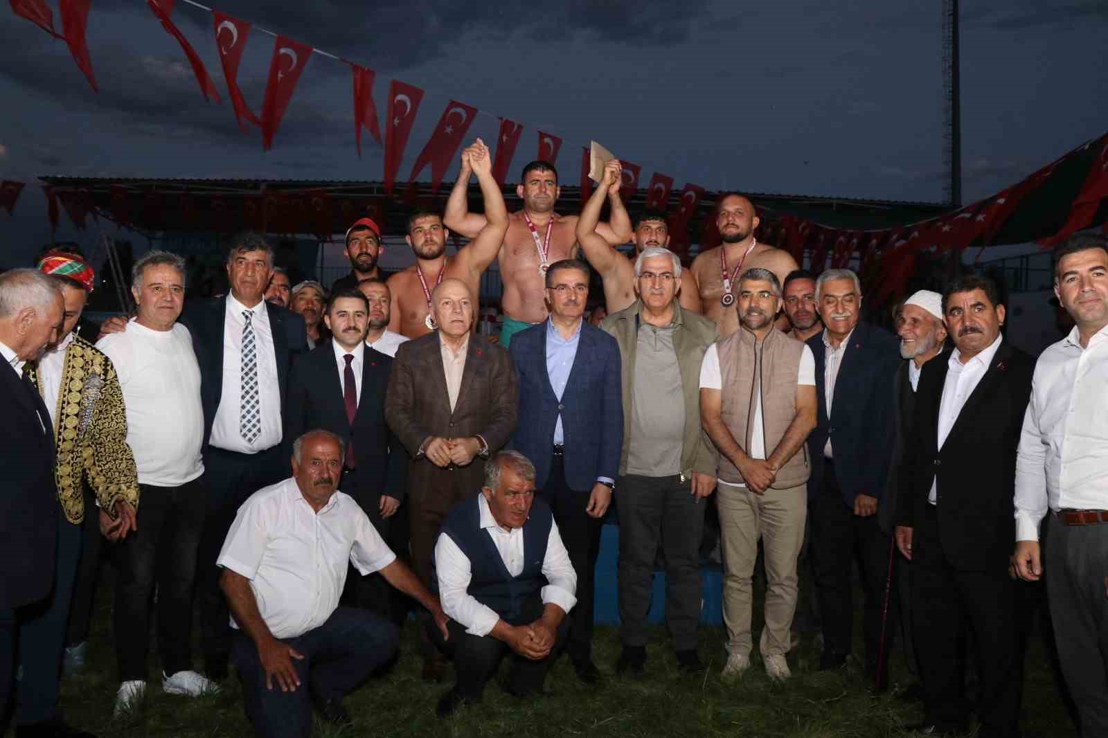 uluslararasi-buyuk-pasinler-karakucak-guresleri-nde-sampiyon-kenan-gor