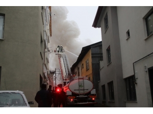 Bolu’da, Çatı Katında Çıkan Yangında Ev Kullanılamaz Hale Geldi