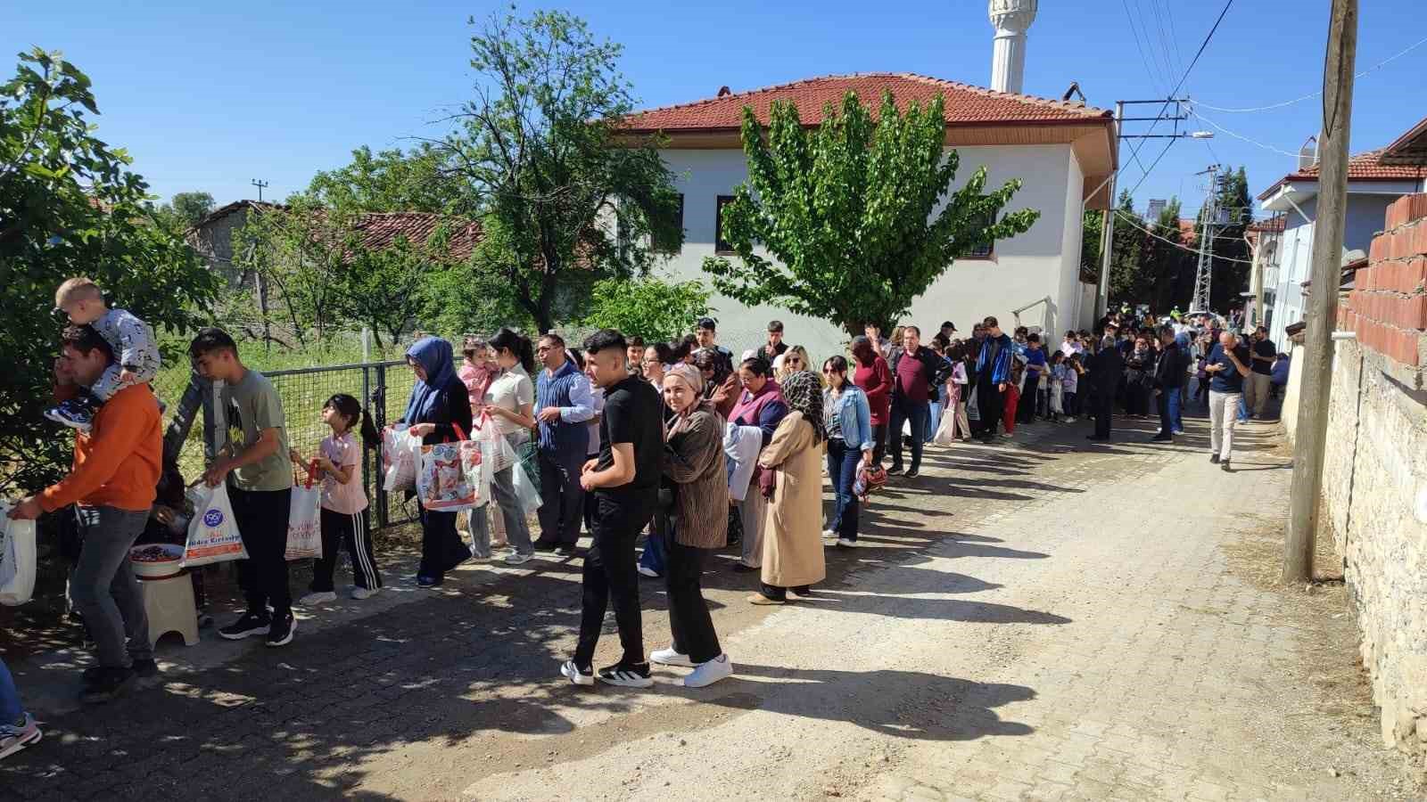 asirlik-corek-derme-geleneginde-yiyecekler-paylasildi