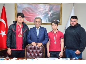 Şampiyonlar Ayağının Tozuyla Başkan Uygur’u Ziyaret Etti