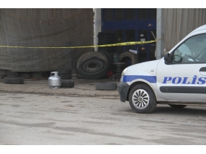 Tamir Ettiği Kamyon Lastiği Patlayınca Yaralandı