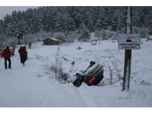 Abant Tabiat Parkı’nda Kontrolden Çıkan Otomobil Kanala Uçtu