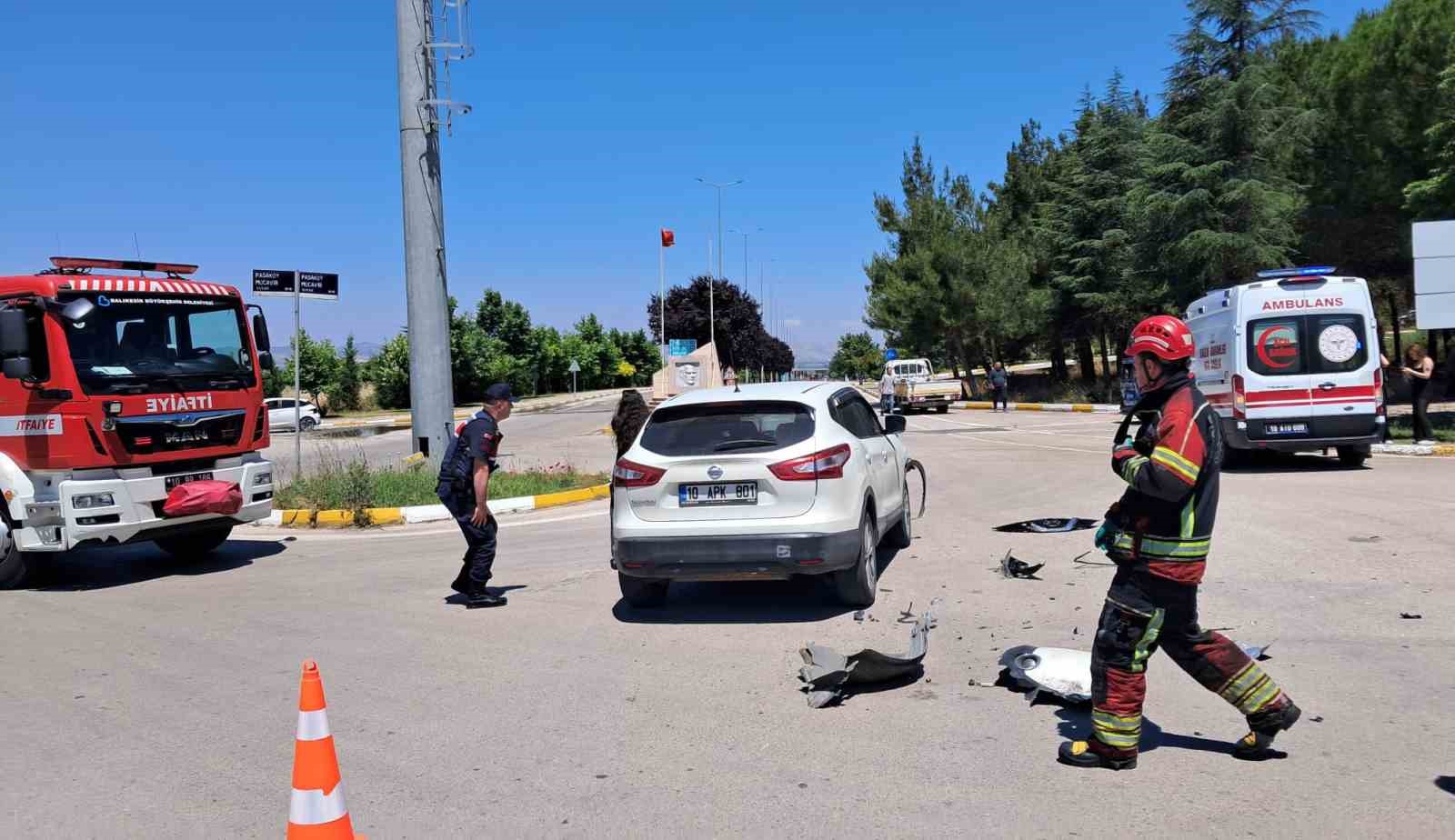 balikesir-de-kampus-girisinde-carpisan-araclardaki-2-ogrenci-yaralandi