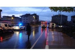 Sultanbeyli’de Okul Servisi İle Otomobil Çarpıştı: 3 Yaralı