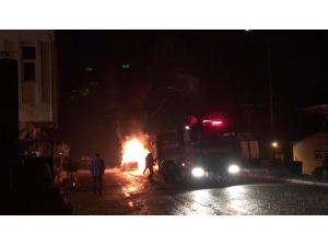 Motorundan Sesler Gelmeye Başlayınca Park Ettiği Araç Alev Alev Yandı
