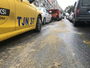 Fatih’te Yola Dökülen Mazot Nedeniyle Sürücüler Zor Anlar Yaşadı