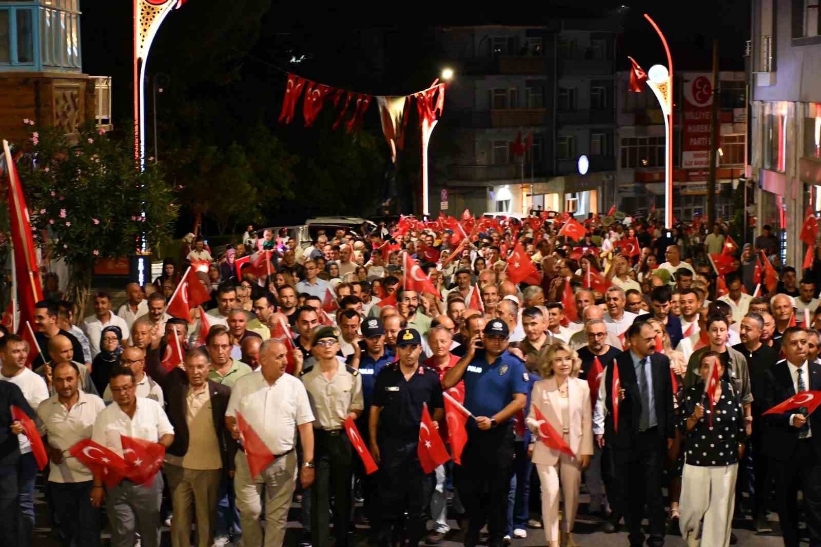 demirci-de-kurtulus-festivali-gorkemli-kortej-yuruyusuyle-basladi