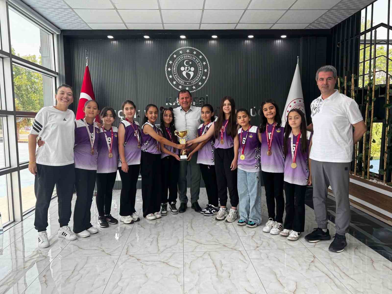 kayseri-sampiyonu-sporculardan-il-muduru-kabakci-ya-ziyaret