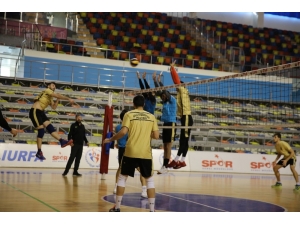 Haliliye Voleybol Takımı Hazırlıklarını Sürdürüyor
