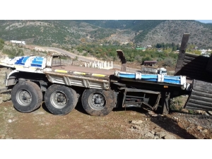 Aynı Yerde Bir Gün Arayla İkinci Kamyon Kayalıklara Uçtu