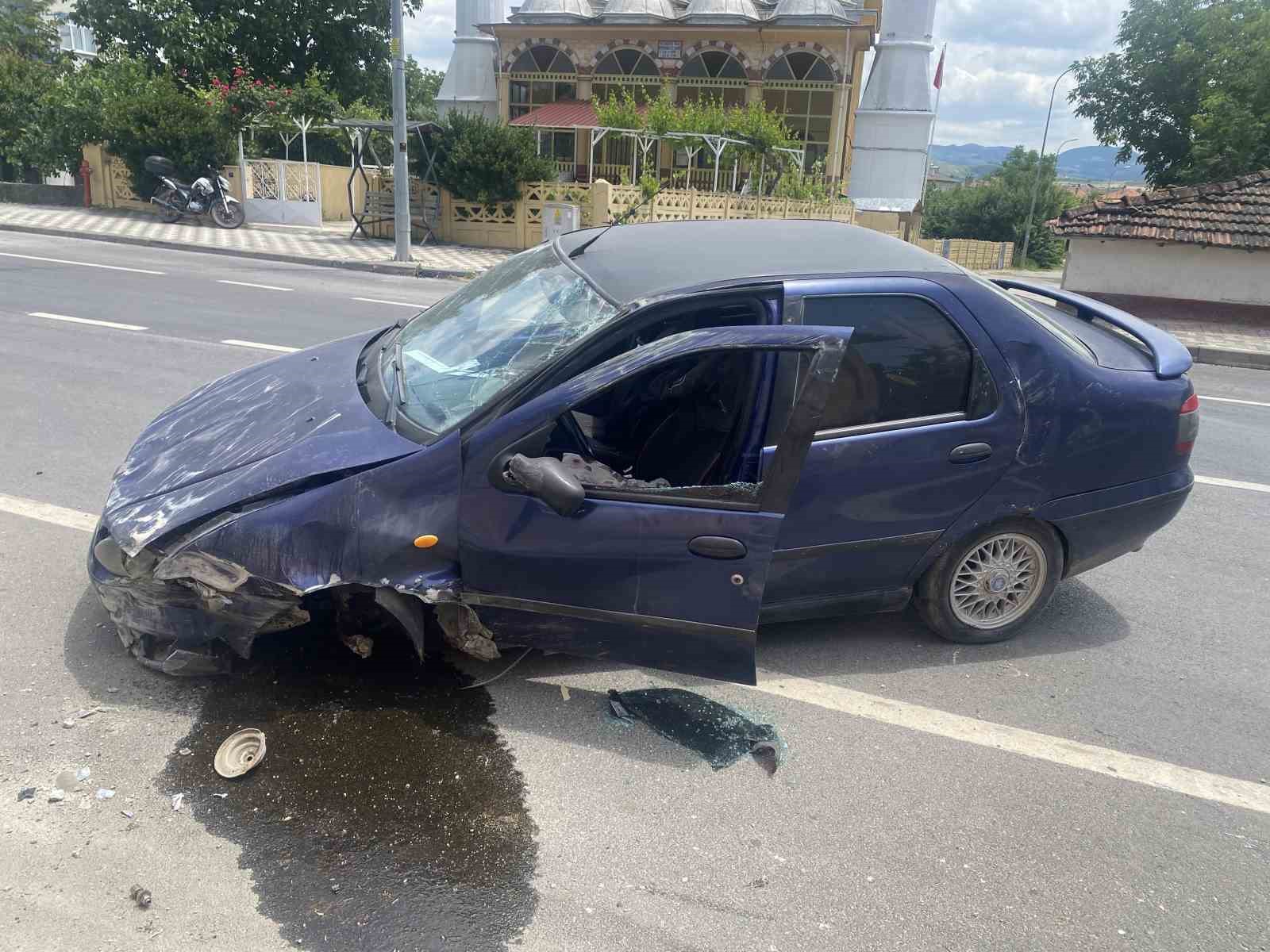 kontrolden-cikan-otomobil-once-bir-bahce-duvarina-ardindan-bir-eve-carparak-durabildi