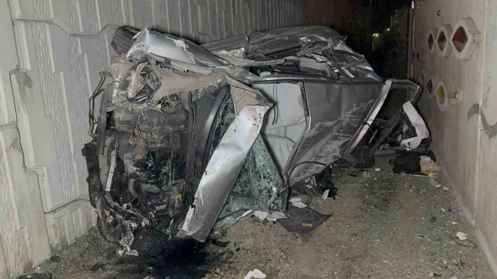 samsun-da-takla-atarak-hurdaya-donen-otomobilde-2-kisi-yaralandi
