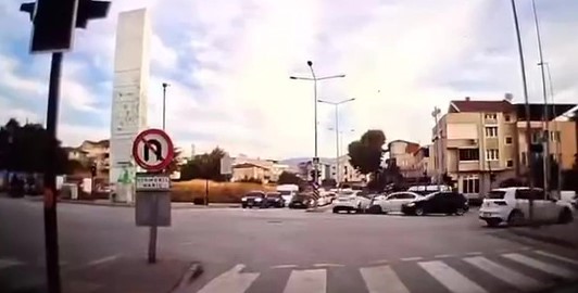 hatali-donus-yapan-otomobil-kazaya-neden-oldu