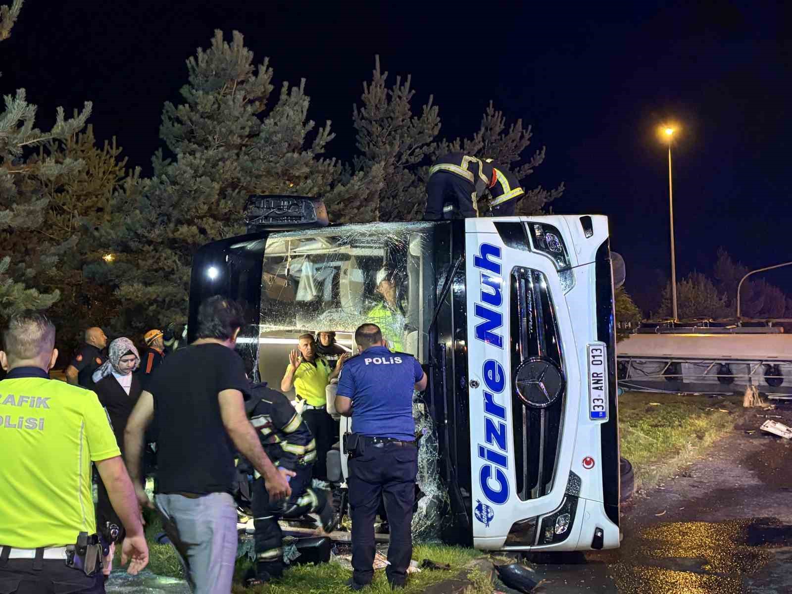 yolcu-otobusuyle-yakit-tankeri-tasiyan-tirin-carpistigi-kazada-yarali-sayisi-netlesti-4-u-agir-39-yarali