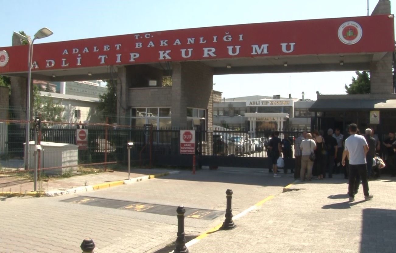 kazada-hayatini-kaybeden-polis-memurunun-cenazesi-ailesi-tarafindan-adli-tip-kurumu-ndan-alindi