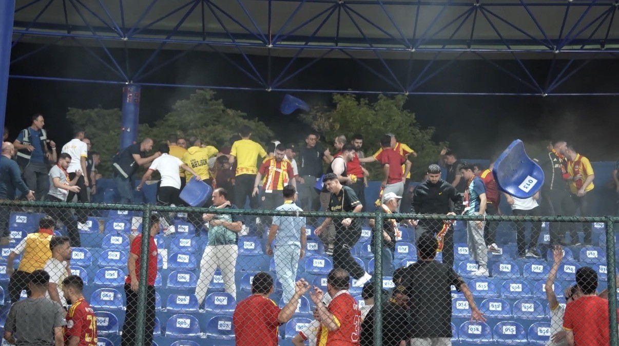 kayserispor-taraftarlari-tribun-koltuklarini-kirdi-stadyum-zarar-gordu